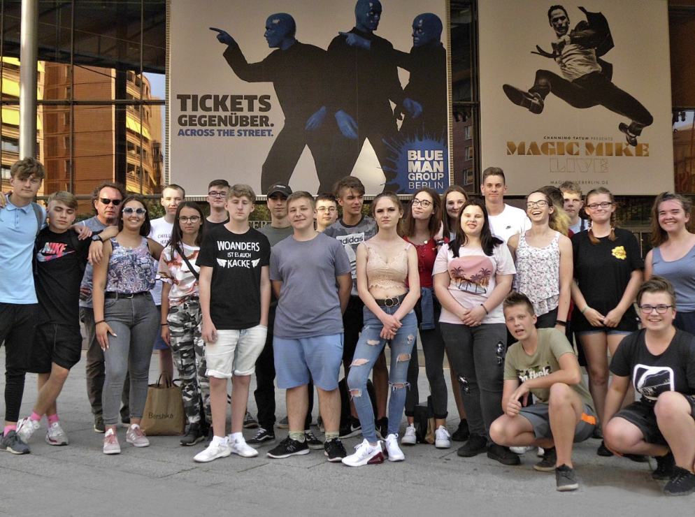 Klasse 9 der Sekundarschule Roitzsch, hier vor dem Besuch der Musical-Show BLUE MAN GROUP in Berlin, Klassenfahrt Berlin 2019 – Bildergalerie Klassenfahrten von Jugendtours