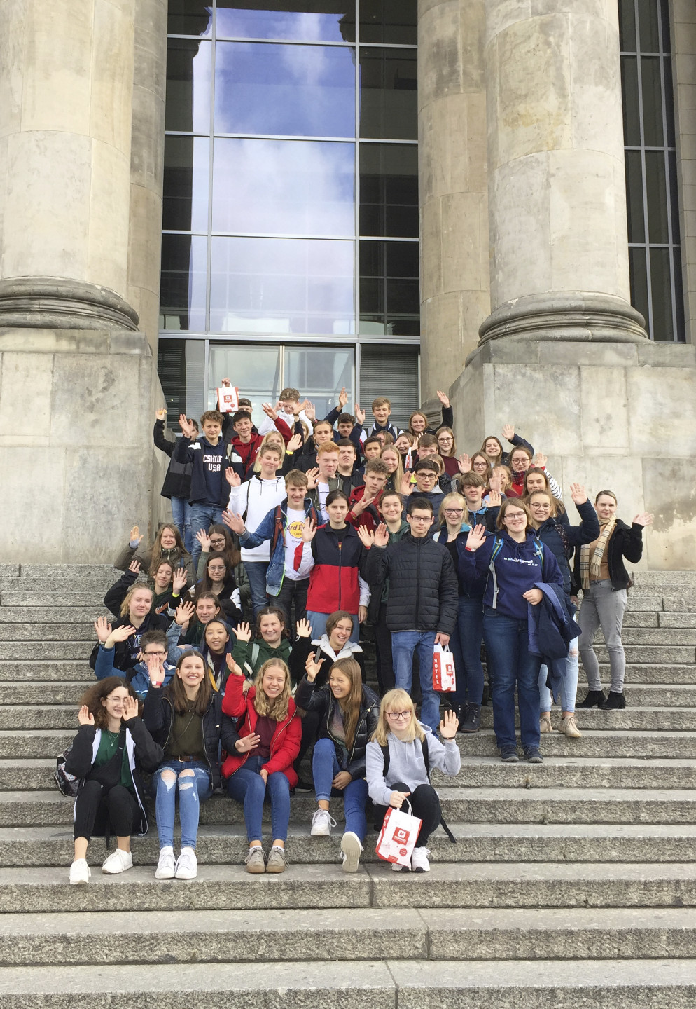 Die 10. Klassen der Bischflichen Maria-Montessori-Gesamtschule Krefeld, hier vor dem Berliner Reichstag, Klassenfahrt nach Berlin 2019 – Bildergalerie Klassenfahrten von Jugendtours