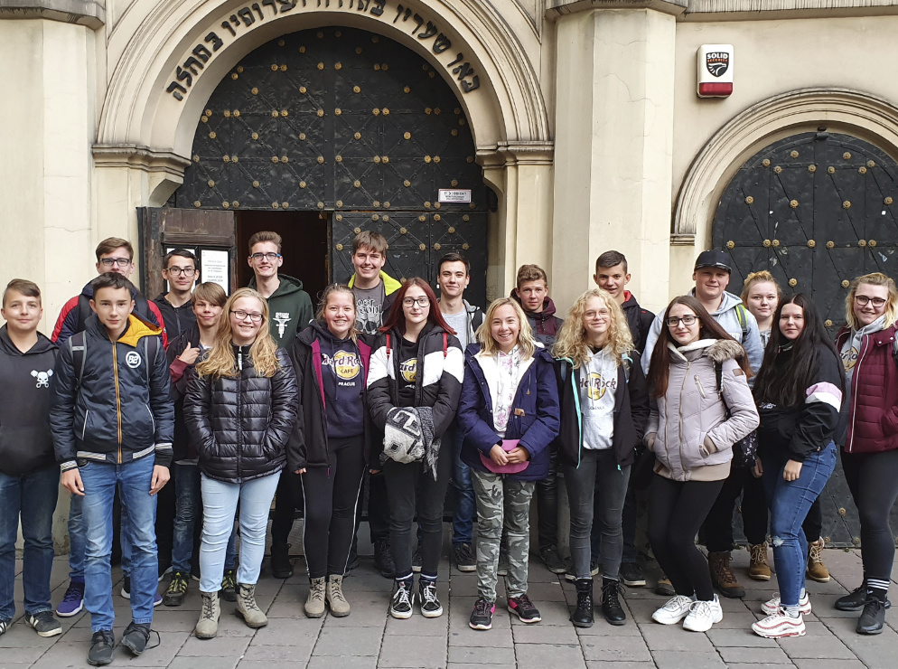 Die Klassen 9 und 10 der Seelandschule Nachterstedt, hier vor der Tempel-Synagoge im Krakauer jdischen Stadtteil Kazimierz, Klassenfahrt nach Krakau 2019 – Bildergalerie Klassenfahrten von Jugendtours