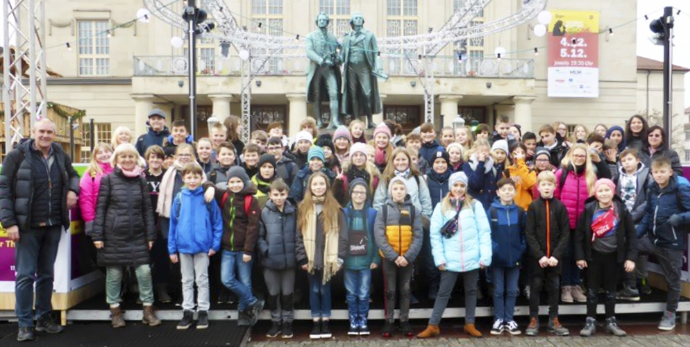 Die Klassen 6a, 6b und 6c der Regelschule „G.E. Lessing“ Nordhausen, hier am Goethe-Schiller-Denkmal in Weimar, Klassenfahrt nach Weimar 2019 – Bildergalerie Klassenfahrten von Jugendtours