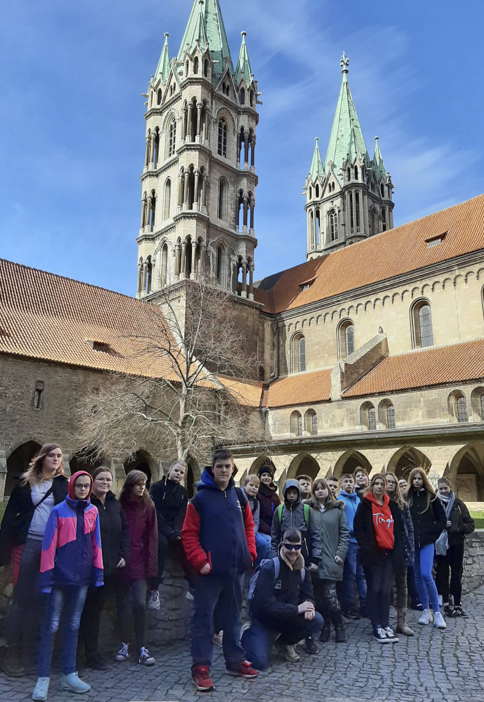 Klassen 7b und 8a der Pestalozzischule Halle, hier am Naumburger Dom, Klassenfahrt Naumburg Euroville 2020 – Bildergalerie Klassenfahrten von Jugendtours