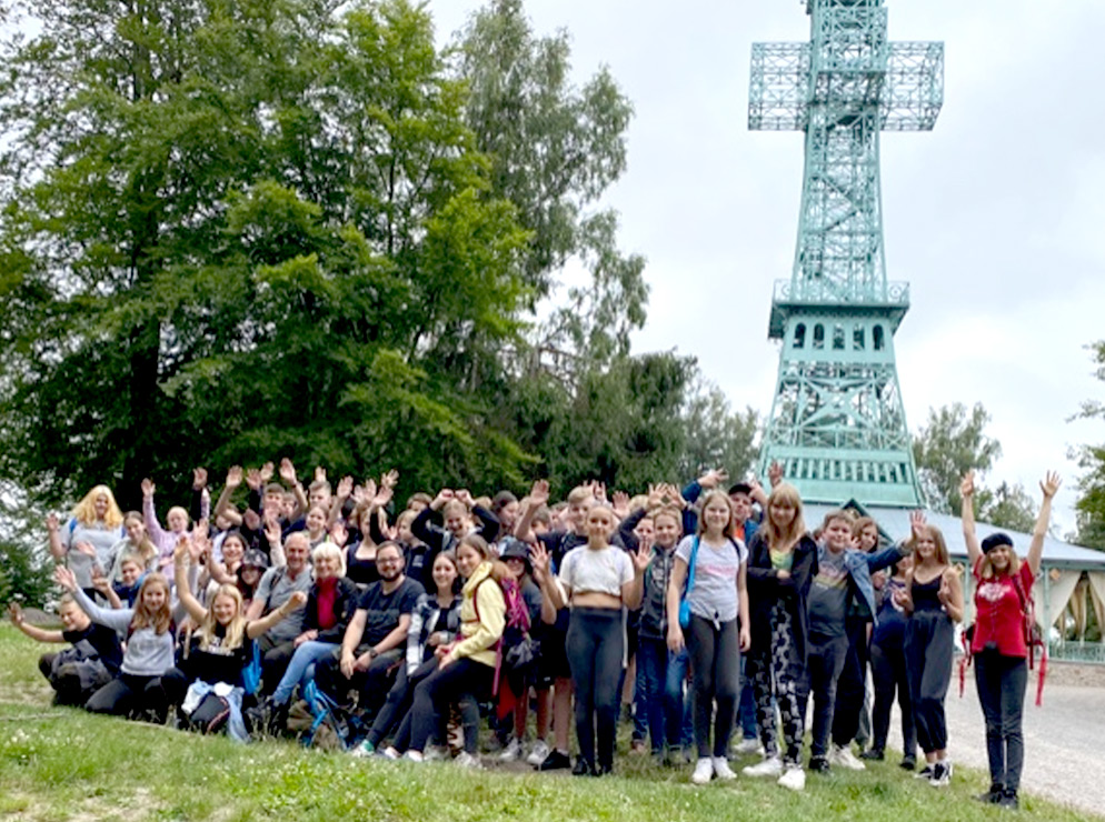 Klasse 10 der Staatlichen Regelschule „G. E. Lessing“ Nordhausen, hier am Josephskreuz auf dem Auerberg im Harz, Klassenfahrt Stolberg 2021 – Bildergalerie Klassenfahrten von Jugendtours