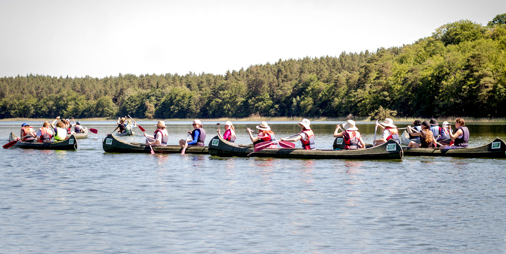 Klasse 6 der Freien Waldorfschule Dresden, hier bei einer Kanutour auf dem Vilzsee, Klassenfahrt Adventure Reise ins Jugendtours-Camp mit Guide“ ins Jugendtours-Camp 2021 – Bildergalerie Klassenfahrten von Jugendtours