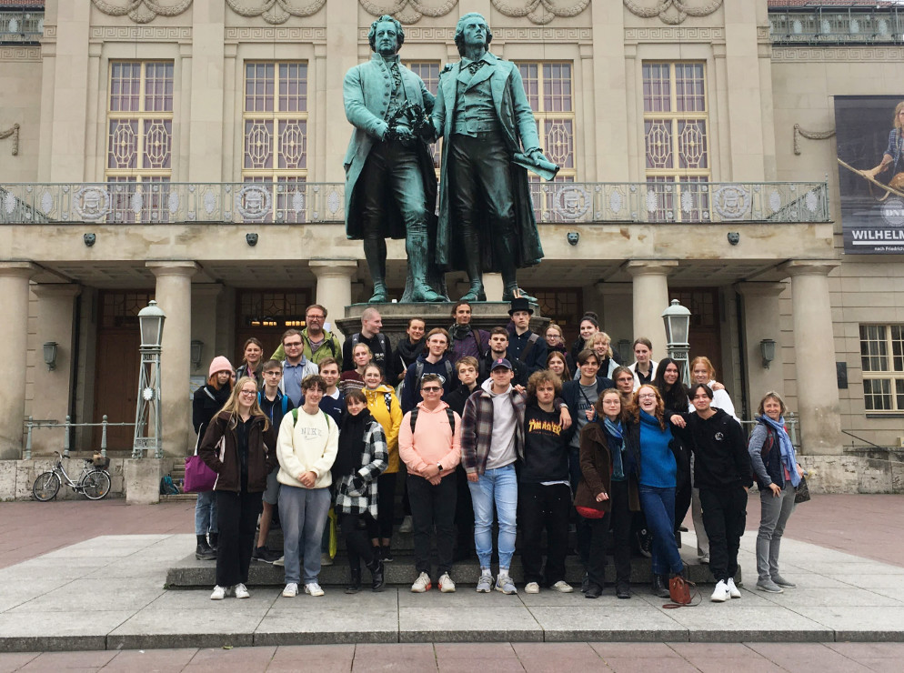 Klasse 12 des Alexander-von-Humboldt-Gymnasium aus Greifswald, hier vor dem Deutschen Nationaltheater Weimar, Klassenfahrt nach Weimar 2021 – Bildergalerie Klassenfahrten von Jugendtours