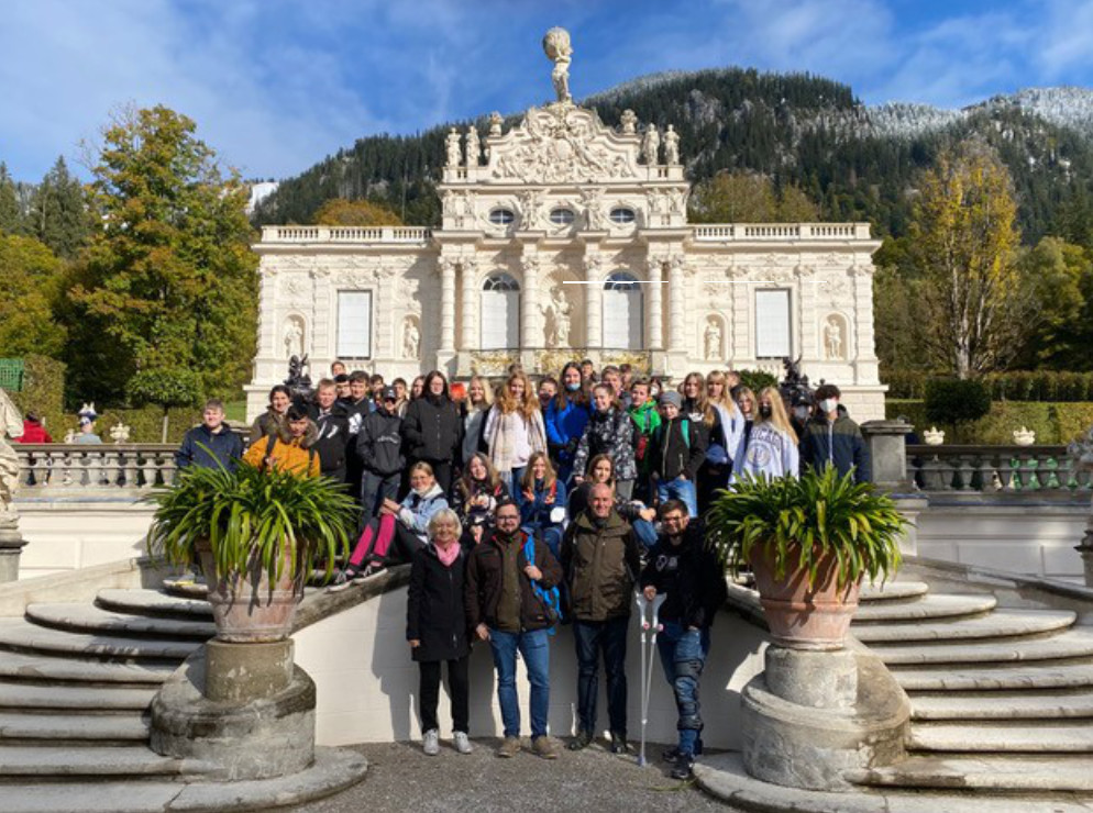 Klasse 8 der der Staatlichen Regelschule „G. E. Lessing“ Nordhausen, hier vor dem Schloss Linderhof, Klassenfahrt Mnchen 2021 – Bildergalerie Klassenfahrten von Jugendtours