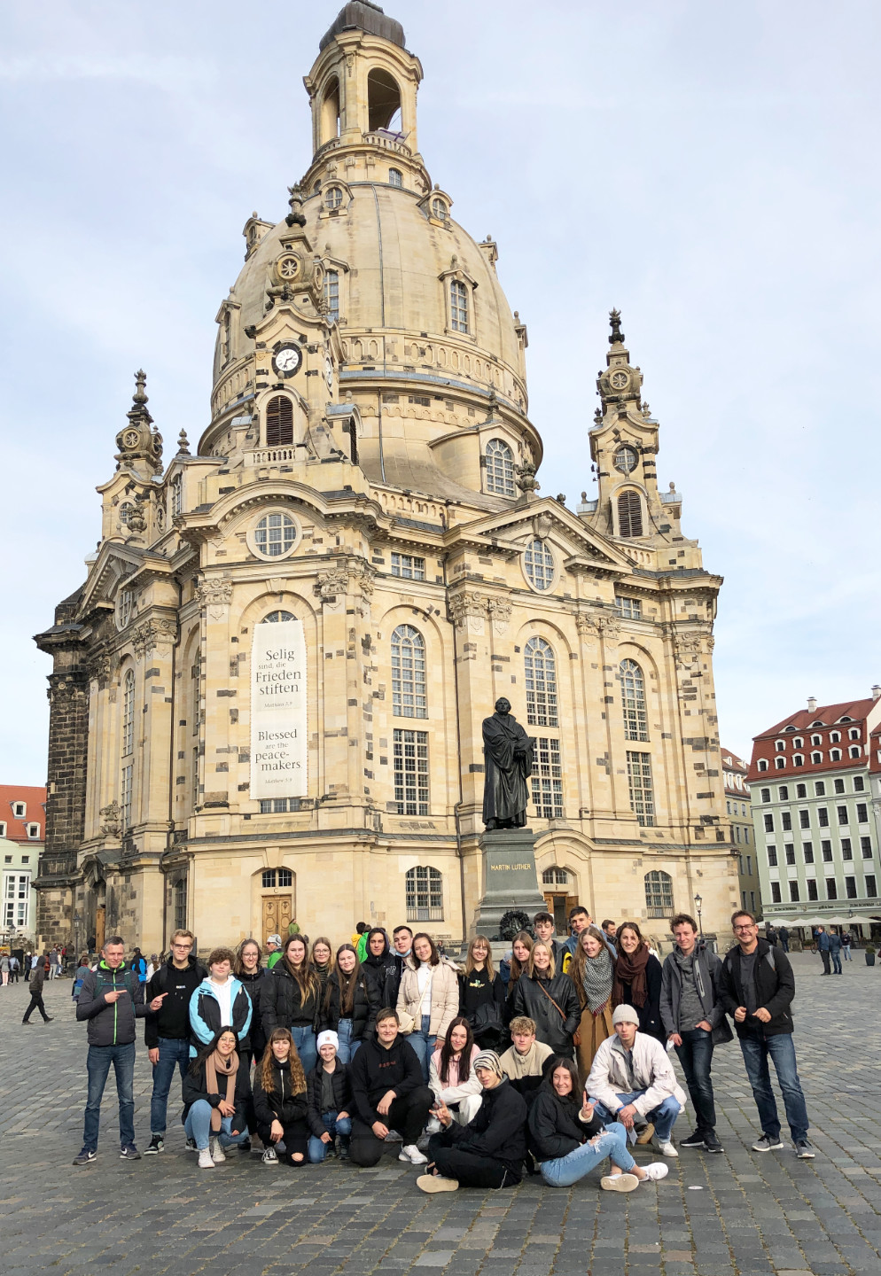 Klasse 13 des Technischen Gymnasiums der Claude-Dornier-Schule Friedrichshafen, hier vor der Frauenkirche in Dresden, Abschlussfahrt Dresden 2021 – Bildergalerie Klassenfahrten von Jugendtours