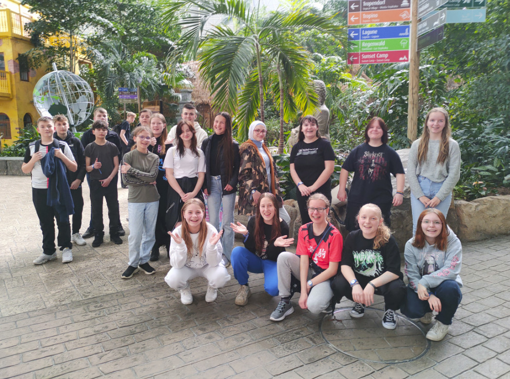 Klasse 7 der Integrierten Gesamtschule „Regine Hildebrandt“ Magdeburg, Schulausflug und Wandertag ins Tropical Islands 2023 – Bildergalerie Klassenfahrten von Jugendtours