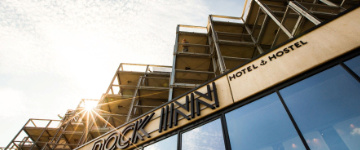 DOCK INN Hostel Warnemnde Auenansicht – Klassenfahrt Rostock von Jugendtours