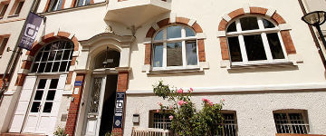 Blue Doors Hostel Altstadt Rostock Auenansicht – Klassenfahrt Rostock von Jugendtours