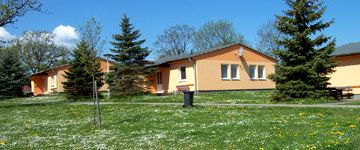 KiEZ Ferienpark Feuerkuppe - Wohnb. I Auenansicht – Klassenfahrt KiEZ Feuerkuppe Strauberg von Jugendtours