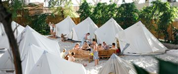 Tropical Islands (Indoor - Zelte im Dome) Auenansicht – Klassenfahrt Tropical Islands von Jugendtours