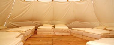 Tropical Islands (Tipis auf dem Campingplatz) Innenansicht – Klassenfahrt Tropical Islands von Jugendtours