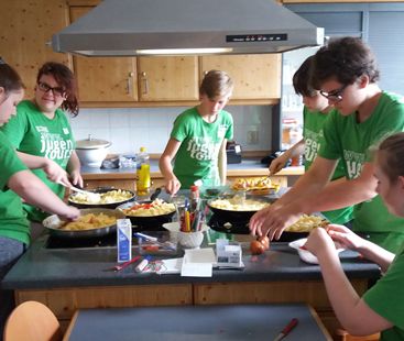 Schüler*innen kochen selbst – Klassenfahrt Center Parcs von Jugendtours