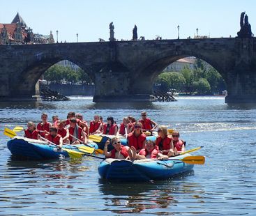 Erlebnistour an der Karlsbrücke – Klassenfahrt a&o Hostels von Jugendtours