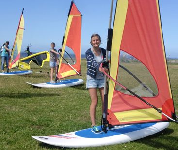 Schler*innen beim Windsurfen – Klassenfahrt Insel Rgen