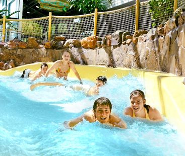 Schler*innen im Subtropischen Badeparadies – Klassenfahrt Center Parcs von Jugendtours