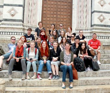 Schler*innen an der Kathedrale von Florenz, Basilica di Santa Maria del Fiore – Klassenfahrt Toskana