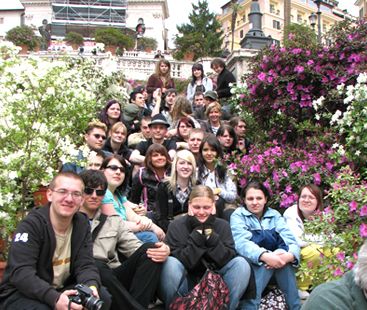 Schüler*innen an der Spanischen Treppe – Klassenfahrt Italien
