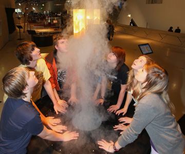 Schulwandertag mit Jugendtours – Wolfsburg - Autostadt und phaeno - Experimentierlandschaft