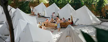 Tropical Islands (Indoor - Zelte im Dome) Unterkunftsbild  &ndash; Klassenfahrt Tropical Islands von Jugendtours