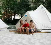 Tropical Islands (Indoor - Zelte im Dome) Unterkunftsbild  &ndash; Klassenfahrt Tropical Islands von Jugendtours