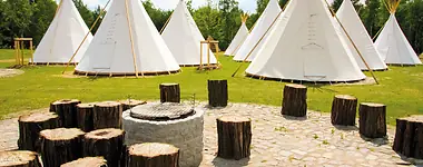 Tropical Islands (Tipis auf dem Campingplatz) Unterkunftsbild  &ndash; Klassenfahrt Tropical Islands von Jugendtours