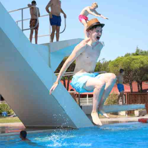 Pools, Sprungturm, Sportplätze und Privatstrand