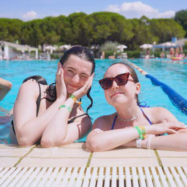 Pools, Sprungturm und Sportplätze