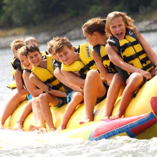 Ausflug Bananaboot oder Bootsfahrt auf dem Stausee zum Totenfelsen